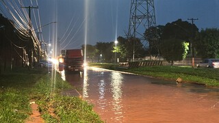 Ve&iacute;culos ficam danificados ap&oacute;s a chuva alagar a Avenida Guaicurus
