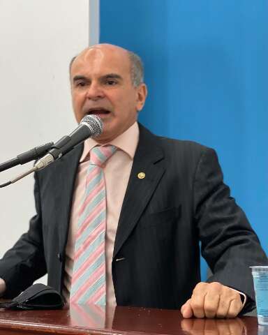 Vereador diz ter respaldo legal para receber dois sal&aacute;rios