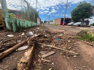 Chuva fez c&oacute;rrego Imbirussu transbordar e invadir casas no Jardim Petr&oacute;polis