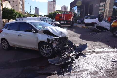 Em acidente no centro, SUV capota ao se chocar com outro ve&iacute;culo