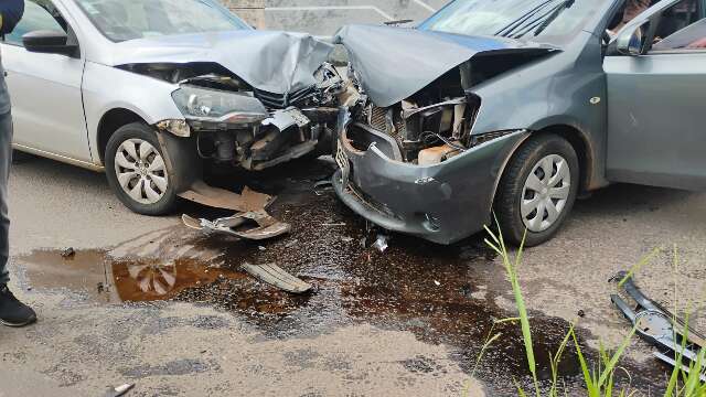 Mulher fica ferida ap&oacute;s carros baterem de frente no bairro Tiradentes