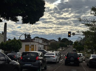 Galhos ca&iacute;dos e falha em 3 sem&aacute;foros deixam tr&acirc;nsito lento no Monte Castelo