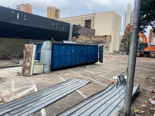 Prédio do antigo Extra é demolido para dar lugar a academia e pós-graduação Prédio do antigo Extra é demolido para dar lugar a academia e pós-graduação