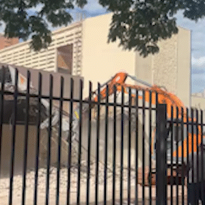 Pr&eacute;dio do antigo Extra &eacute; demolido para dar lugar a academia e p&oacute;s-gradua&ccedil;&atilde;o