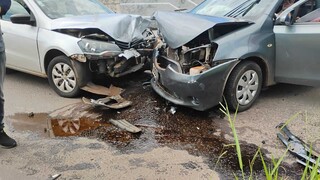Mulher fica ferida ap&oacute;s carros baterem de frente no bairro Tiradentes