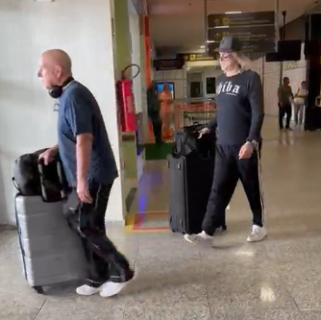 Equipe de Guns N' Roses desembarca e f&atilde;s esperam por integrantes