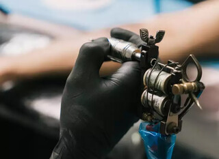 Casos de ass&eacute;dio abrem debate sobre seguran&ccedil;a em est&uacute;dios de tatuagem