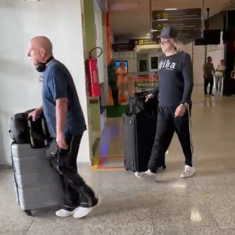 Equipe de Guns N' Roses desembarca e fãs esperam por integrantes