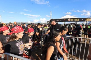 Abertura de port&otilde;es em show de Guns tem fila e itens proibidos
