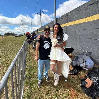 Noivas aparecem na fila do Guns inspiradas em clipe &ldquo;November Rain&rdquo;