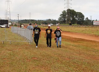 F&atilde;s enfrentam madrugada e risco de chuva para garantir lugar na grade