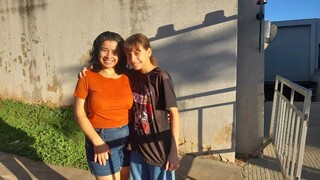 F&atilde;s passam a tarde na porta de hotel &agrave; espera de pelo menos um tchau da banda