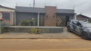 Alvo de operação atira em policiais e se rende após 50 minutos de negociação Alvo de operação atira em policiais e se rende após 50 minutos de negociação