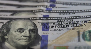 Dólar à vista cai a R$ 5,06 e atinge menor nível em dois anos Dólar à vista cai a R$ 5,06 e atinge menor nível em dois anos