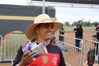 Atrás do dinheiro, Luana persegue Guns vendendo copo e bandeira Atrás do dinheiro, Luana persegue Guns vendendo copo e bandeira