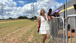 Noivas aparecem na fila do Guns inspiradas em clipe “November Rain” Noivas aparecem na fila do Guns inspiradas em clipe “November Rain”