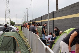 F&atilde;s enfrentam madrugada e risco de chuva para garantir lugar na grade