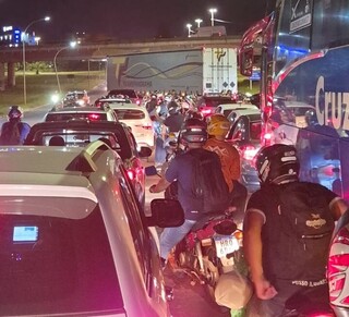 Congestionamento at&eacute; de motos: tudo para na BR-262 em noite de show