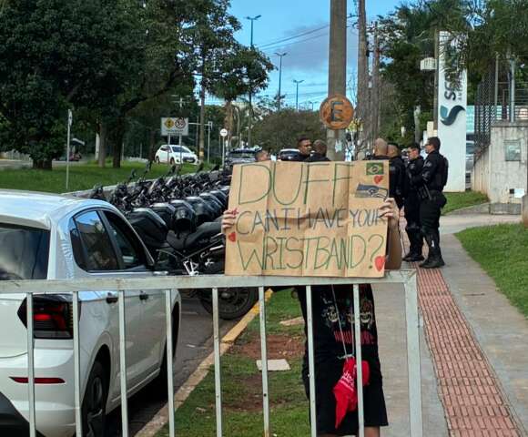 F&atilde;s passam a tarde na porta de hotel &agrave; espera de pelo menos um tchau da banda