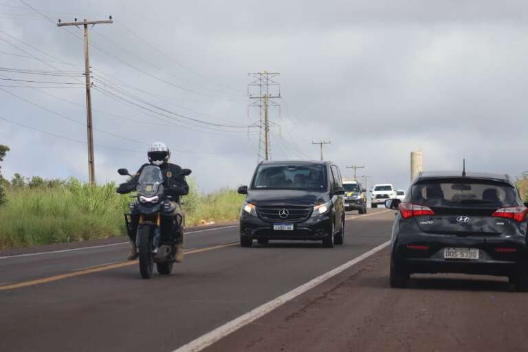Guns N’ Roses deixa hotel sob escolta e segue para o autódromo