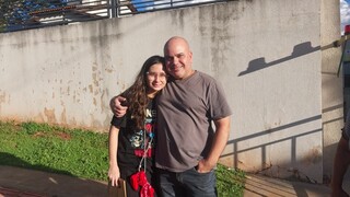 F&atilde;s passam a tarde na porta de hotel &agrave; espera de pelo menos um tchau da banda