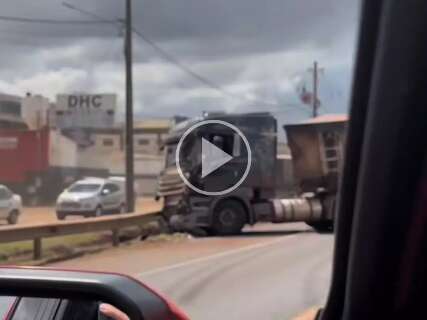 Acidente entre carretas tumultua tr&acirc;nsito na BR-163, na regi&atilde;o do Itamarac&aacute;