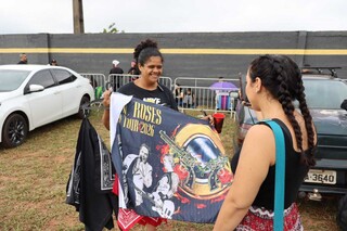 Atrás do dinheiro, Luana persegue Guns vendendo copo e bandeira Atrás do dinheiro, Luana persegue Guns vendendo copo e bandeira