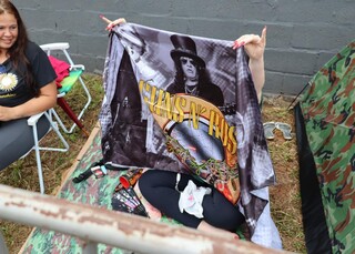 F&atilde;s enfrentam madrugada e risco de chuva para garantir lugar na grade