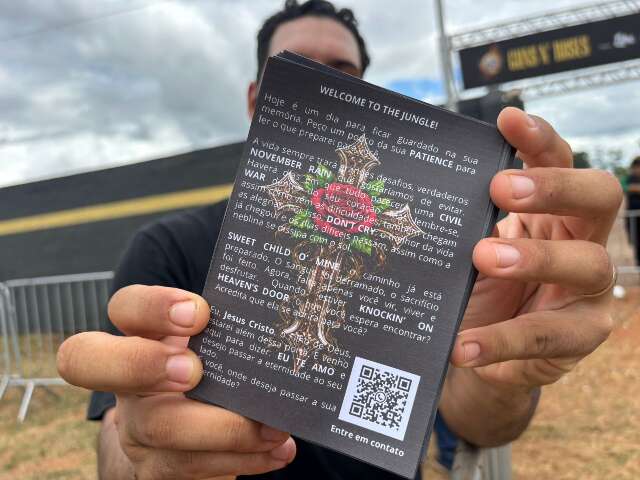 Evangélicos vão à portaria do show do Guns para orar por fãs e deixar mensagem