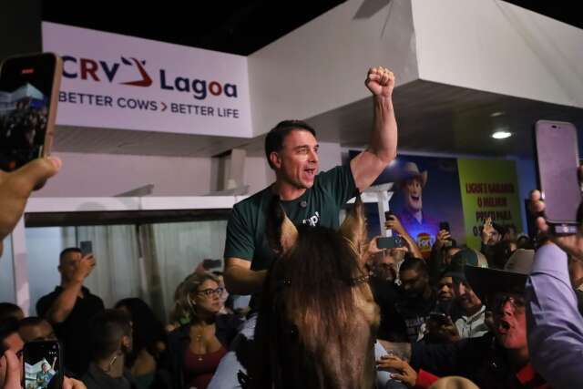 Fl&aacute;vio monta cavalo na Expogrande e percorre feira cercado