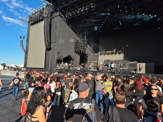 Abertura de port&otilde;es em show de Guns tem fila e itens proibidos