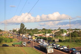 Guardas organizam tr&acirc;nsito, mas fila na BR-262 j&aacute; passa de 10 km
