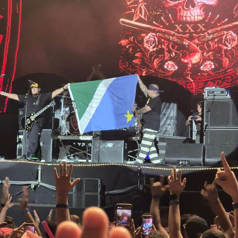 Raimundos abrem noite de show erguendo bandeira de MS