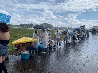 "N&atilde;o sou de a&ccedil;&uacute;car": chuva e calor n&atilde;o afastam f&atilde;s do Guns acampados na fila