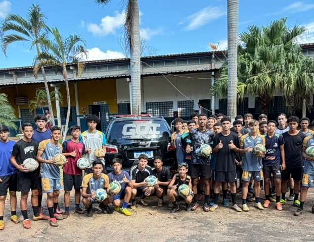 Homem &eacute; preso ao vender bolas furtadas de projeto social do Los Angeles