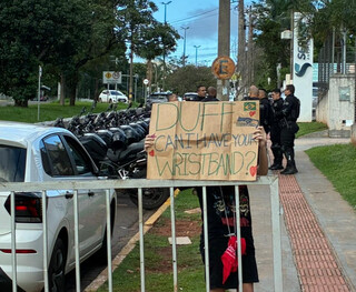 F&atilde;s passam a tarde na porta de hotel &agrave; espera de pelo menos um tchau da banda