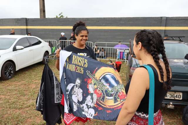 Atr&aacute;s do dinheiro, Luana persegue Guns vendendo copo e bandeira