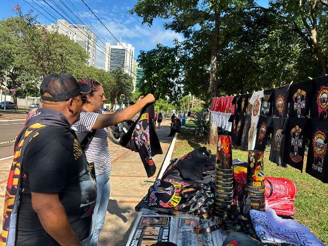 Pra&ccedil;a do R&aacute;dio vira ponto de encontro para &ocirc;nibus e compra de camisetas