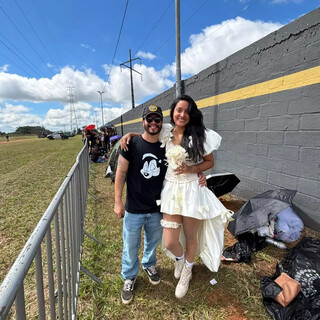 Noivas aparecem na fila do Guns inspiradas em clipe “November Rain” Noivas aparecem na fila do Guns inspiradas em clipe “November Rain”