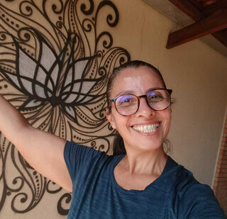 F&atilde;s passam a tarde na porta de hotel &agrave; espera de pelo menos um tchau da banda