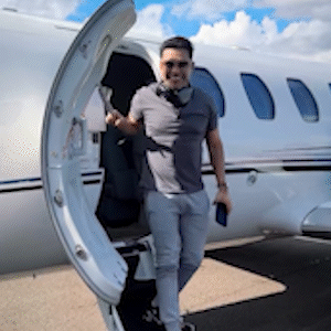 Zez&eacute; Di Camargo chega a Campo Grande e atende f&atilde;s no aeroporto