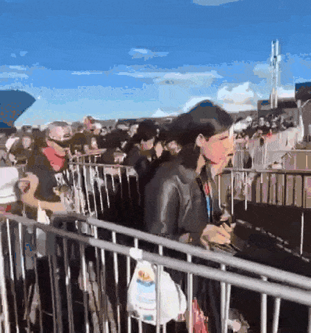 Abertura de port&otilde;es em show de Guns tem fila e itens proibidos