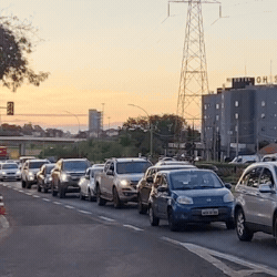 Guardas organizam tr&acirc;nsito, mas fila na BR-262 j&aacute; passa de 10 km