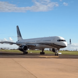 Quer conhecer? Avi&atilde;o VIP que levar&aacute; Guns N&rsquo; Roses ap&oacute;s show pousa na Capital