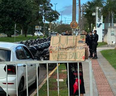 F&atilde;s passam a tarde na porta de hotel &agrave; espera de pelo menos um tchau da banda