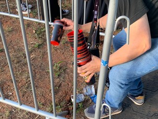 Abertura de port&otilde;es em show de Guns tem fila e itens proibidos
