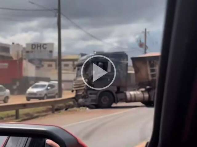Acidente entre carretas tumultua tr&acirc;nsito na BR-163, na regi&atilde;o do Itamarac&aacute;