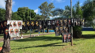Pra&ccedil;a do R&aacute;dio vira ponto de encontro para &ocirc;nibus e compra de camisetas