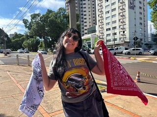 Pra&ccedil;a do R&aacute;dio vira ponto de encontro para &ocirc;nibus e compra de camisetas