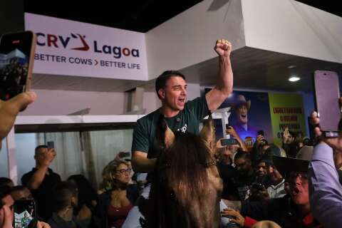 Fl&aacute;vio monta cavalo na Expogrande e percorre feira cercado